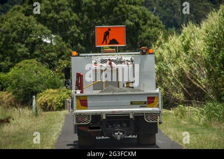 Wartungs- und Reparaturlaster der örtlichen stadtverwaltung, die auf einer schmalen Landstraße in Queensland, Australien, unterwegs sind. Ab in die Schlaglöcher am Tamborine Mountain. Stockfoto