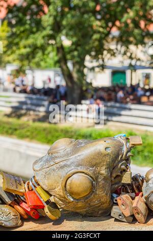 Ljubljana, Slowenien - 16. August 2018: Eine Bronzeskulptur des slowenischen Künstlers Jakov Brdar, die von Touristenvorhängern auf der Metzgerbrücke bedeckt ist Stockfoto