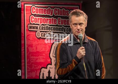 Der Comedian, Stand-up-Comedy-Künstler Paul Tonkinson tritt live in einem Freiluftlokal in Henlow Bridge Lakes, Bedfordshire, Großbritannien, auf, 15. Juni 2021, während Covid-Beschränkungen. Stockfoto