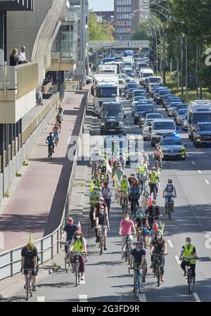 Hamburg, Deutschland. Juni 2021. Teilnehmer einer Fahrrad-Demonstrationsfahrt auf der Hamburger Straße. Verdi rief Mitarbeiter in Krankenhäusern und Pflegeeinrichtungen anlässlich der Konferenz der Gesundheitsminister zu Protest auf. Quelle: Georg Wendt/dpa/Alamy Live News Stockfoto