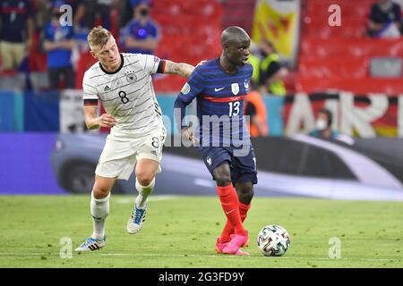 München, 15. Juni 2021, Toni KROOS (GER), Action, Duelle gegen Ngolo KANTE (FRA). Gruppenphase, Vorrunde Gruppe F, Spiel M12, Frankreich (F) - Deutschland (GER) 1-0 am 15. Juni 2021 in der Muenchen/Fussball Arena (Alliianz Arena). Football EM 2020 von 06/11/2021 bis 07/11/2021. Stockfoto