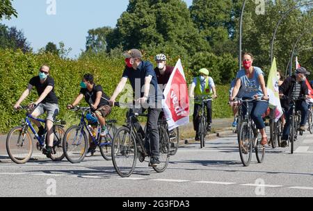 Hamburg, Deutschland. Juni 2021. Teilnehmer an einer Fahrrad-Demonstrationsfahrt auf Rübenkamp. Verdi rief Mitarbeiter in Krankenhäusern und Pflegeeinrichtungen anlässlich der Konferenz der Gesundheitsminister zu Protest auf. Quelle: Georg Wendt/dpa/Alamy Live News Stockfoto