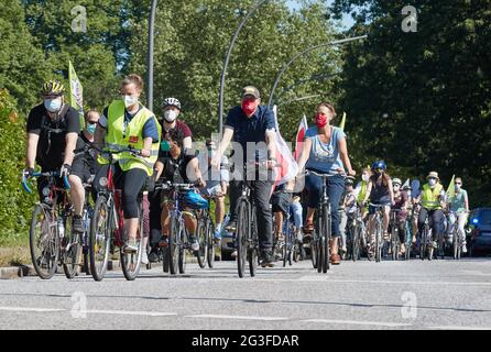 Hamburg, Deutschland. Juni 2021. Teilnehmer an einer Fahrrad-Demonstrationsfahrt auf Rübenkamp. Verdi rief Mitarbeiter in Krankenhäusern und Pflegeeinrichtungen anlässlich der Konferenz der Gesundheitsminister zu Protest auf. Quelle: Georg Wendt/dpa/Alamy Live News Stockfoto