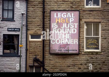 Ein Zeichen der Rechtshilfe in der Stadt Rawenstall in Lancashire, die sich im Wahlkreis Rossendale und Darwen befindet. Der lokale Abgeordnete für das Gebiet ist die Con Stockfoto