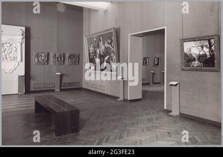 Raum mit vier Reliefs mit religiösen Darbietungen und auf beiden Seiten der Passage ein Gemälde; Kunst für die Bilder Sturm. Links vom Gang hängen 'Saint Lucas malt die Madonna' von Maarten van Heemskerck und rechts 'Maria Magdalena' von Jan van Scorel. Stockfoto