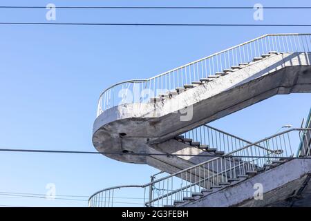 Fragment der Treppe der Fußgängerbrücke über die Eisenbahn. Verkehrsinfrastruktur. Stockfoto
