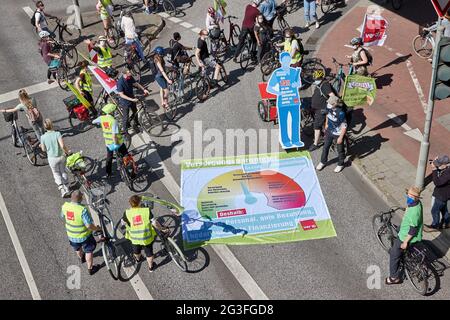 Hamburg, Deutschland. Juni 2021. Die Teilnehmer einer Fahrraddemonstration stehen um ein Banner in der Hamburger Straße. Verdi rief Mitarbeiter in Krankenhäusern und Pflegeeinrichtungen anlässlich der Konferenz der Gesundheitsminister zu Protest auf. Quelle: Georg Wendt/dpa/Alamy Live News Stockfoto