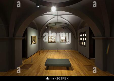 HG-0.6 Salve Souterrain West: Renaissance in den Niederlanden, richtige Einrichtung Duftfenster; Innenräume nach Dekor. Einbauhallen Renaissance in den Niederlanden kurz vor der Wiedereröffnung, rechte Anordnung Kühlraumfenster, links Porträt von Joris van Egmond von Jan van Scorel, in der Mitte rechts Maria Magdalena von Jan van Scorel, links der barmherzige Samariter des Meisters des Meisters des Meisters Salaritan Stockfoto