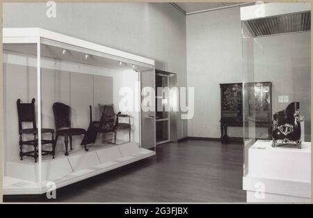 Raum mit verschiedenen Objekten, darunter ein Schrank und Stühle in einer Vitrine; Installation in der Gain-Halle anlässlich der Veröffentlichung der Publikation Dutch Furniture 1600-1800 ... Stockfoto