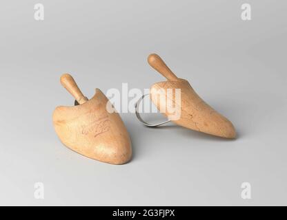 Damenschuh aus dunkelblauem Kalbsleder mit dunkelblauer Spitze und horizontalen, mit Nuten versehenen, schmalen Reifen am Vorderfuß. Damenschuh aus dunkelblauem Kalbsleder mit dunkelblauer Spitze aus Rips-Seide. Modell: Abgerundete Spitznase, Blätter aus einteiligem Leder. Verschluss in der Mitte des Rist durch zwei Reihen von fünf Fettstoffen mit einer dunkelblauen Spitze. An den Enden der Spitze ist eine blaue Perle angebracht. Die Vorderseite der Ferse verläuft in einer abgerundeten Ecke gerade nach unten. Die Ferse ist seitlich und hinten leicht angesetzt und mit dunkelblauem Kalbsleder bezogen. Braune Leder-Rückklappe mit sechs Nägeln an der Ferse feuerte ein Stockfoto