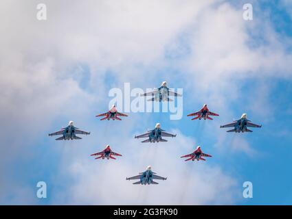 Moskau, Russland - 05. Mai 2021: Diamantform von 4 Mig-29 die russischen Ritter und 5 Su-27 Swifts in den Himmel über dem Roten Platz in der Gruppe Cuban Diamond Stockfoto
