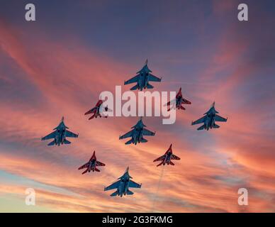 Moskau, Russland - 05. Mai 2021: Diamantform von 4 Mig-29 die russischen Ritter und 5 Su-27 Swifts in den Himmel über dem Roten Platz in der Gruppe Cuban Diamond Stockfoto