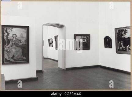 Ecke eines Saals mit vier Gemälden und einem Triptychon; Einrichtung der östlichen Schränke im Jahr 1961. Raum 205 mit Gemälden aus dem 16. Jahrhundert. Links vom Gang zu Raum 20 hängt das Gemälde 'Sybilla erythraea' von Maerten van Heemskerk ab und rechts vom Durchgang 'Maria Magdalena' von Jan van Scorel. Stockfoto