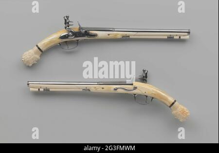 Flint Pistole mit Elfenbein Tablett Teil eines Paares. Der Schlitz, der innen gebläut ist, ist mit einem einzelnen Rang, einem Vogel auf einem Ast und einer Signatur auf der Schlossplatte verziert. Auf dem Kurs geht es beim GLA um Gold. Die massive Elfenbeinflasche ist entlastet und nach einem Elfenbeinband in Form des bärtigen Kopfes von Hercules mit dem Kopf des Nemean Lion als Helm aus Ebenholz gefertigt. Der Eisenaufsatz enthält einen elfenbeinfarbenen Ladestab, dessen Überschrift wie zwischen Griff und Kolben durch ein Ebenholz-Band getrennt ist. Stockfoto