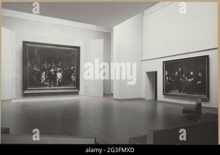 Nachtsaal mit zwei Gemälden; Abteilung für Innenmalerei im Jahr 1959. Nacht vandelzaal im Nordwesten gesehen. Links zur Westwand die Nachtwache und rechts ein Regent neben einem Gang. Stockfoto