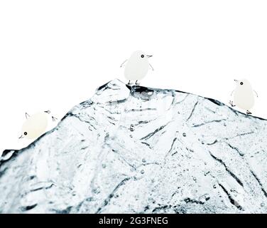 Lustige kleine Pinguine aus einem Stück Seeglass, mit skizzenhaft gezeichneten Beinen und Schnabel, auf einem Eisberg aus Eisstück isoliert auf weißem Hintergrund Stockfoto
