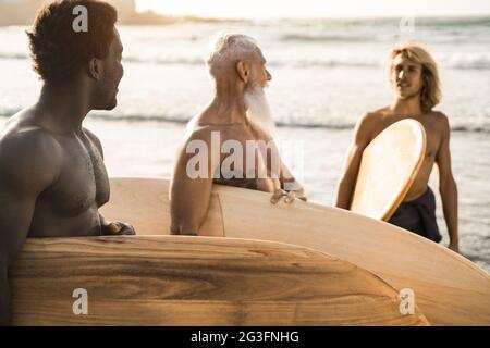 Multi-Generationen-Surfer-Männer mit Spaß am Strand - Schwerpunkt auf afrikanischen Mann Stockfoto