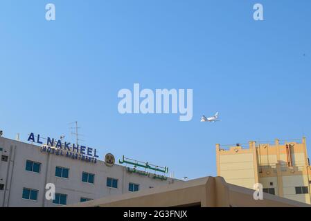 Emirates-Flugzeug über Deira in der Stadt Dubai. Stockfoto