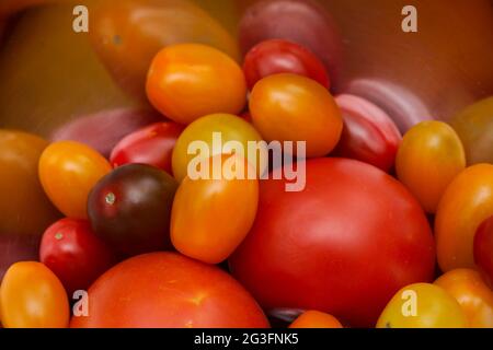 Verschiedene Farben und Größen von Tomaten in einer Metallschale Stockfoto