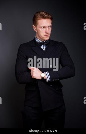 Eleganter Mann in einem Anzug Stockfoto
