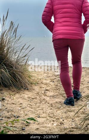 Wandern am Sandstrand walberswick suffolk england Stockfoto