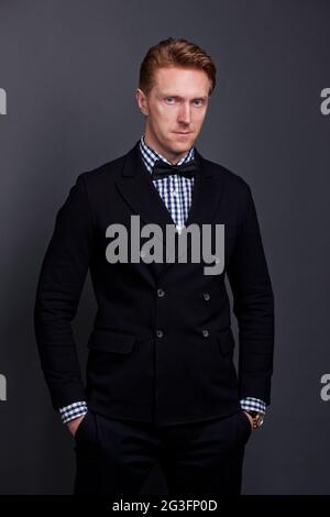 Eleganter Mann im Anzug Stockfoto