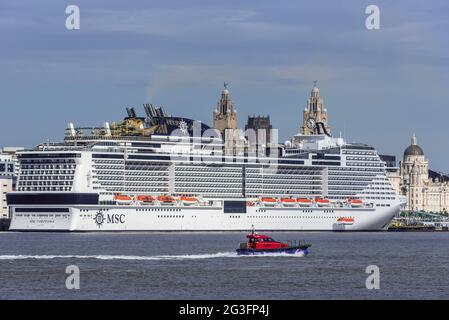 Der Kreuzfahrtdampfer MSC Virtuosa liegt am Liverpooler Kreuzfahrtterminal auf dem Fluss Mersey. Stockfoto