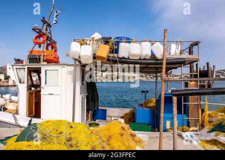 Das farbenfrohe griechische Fischerboot mit Fischernetzen und Bojen dockte im Hafen von Finikas in Griechenland an. Stockfoto