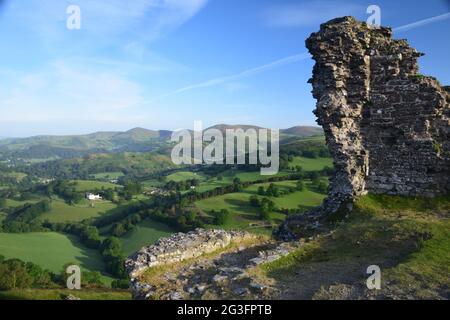 Castell Dinas Bran um 1260, auf dem Gelände eines bronzezeitalterlichen Hügels mit Blick auf den Llangollen mit Blick auf die Berwyn und die Clydian Ranges im Sommer. Stockfoto