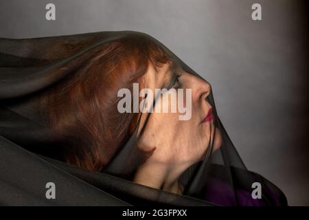 Frau mit Gesichtsbedeckung Stockfoto