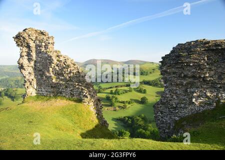 Castell Dinas Bran um 1260, auf dem Gelände eines bronzezeitalterlichen Hügels mit Blick auf den Llangollen mit Blick auf die Berwyn und die Clydian Ranges im Sommer. Stockfoto