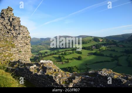 Castell Dinas Bran um 1260, auf dem Gelände eines bronzezeitalterlichen Hügels mit Blick auf den Llangollen mit Blick auf die Berwyn und die Clydian Ranges im Sommer. Stockfoto