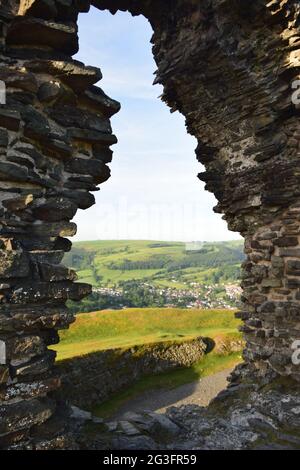 Castell Dinas Bran um 1260, auf dem Gelände eines bronzezeitalterlichen Hügels mit Blick auf den Llangollen mit Blick auf die Berwyn und die Clydian Ranges im Sommer. Stockfoto