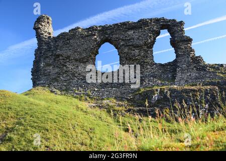 Castell Dinas Bran um 1260, auf dem Gelände eines bronzezeitalterlichen Hügels mit Blick auf den Llangollen mit Blick auf die Berwyn und die Clydian Ranges im Sommer. Stockfoto