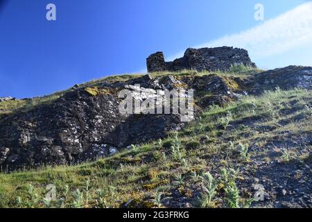 Castell Dinas Bran um 1260, auf dem Gelände eines bronzezeitalterlichen Hügels mit Blick auf den Llangollen mit Blick auf die Berwyn und die Clydian Ranges im Sommer. Stockfoto