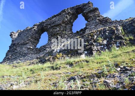 Castell Dinas Bran um 1260, auf dem Gelände eines bronzezeitalterlichen Hügels mit Blick auf den Llangollen mit Blick auf die Berwyn und die Clydian Ranges im Sommer. Stockfoto