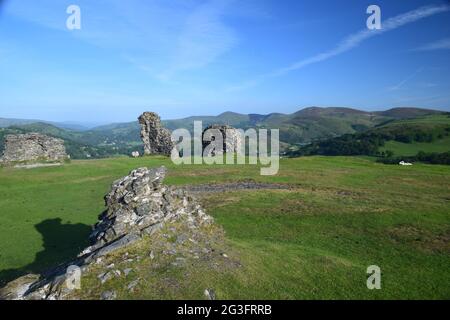 Castell Dinas Bran um 1260, auf dem Gelände eines bronzezeitalterlichen Hügels mit Blick auf den Llangollen mit Blick auf die Berwyn und die Clydian Ranges im Sommer. Stockfoto