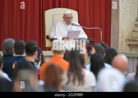 Rom, Italien. Juni 2021. 16. Juni 2021 : Papst Franziskus hält seine wöchentliche Generalaudienz im Innenhof von San Damaso im Vatikan Credit: Independent Photo Agency/Alamy Live News Stockfoto