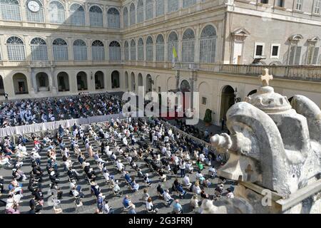 Rom, Italien. Juni 2021. 16. Juni 2021 : Papst Franziskus hält seine wöchentliche Generalaudienz im Innenhof von San Damaso im Vatikan Credit: Independent Photo Agency/Alamy Live News Stockfoto