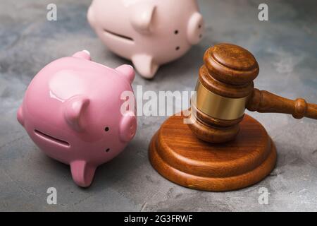 Richter Gavel und invertiert Sparschwein, Inkasso-Konzept Stockfoto