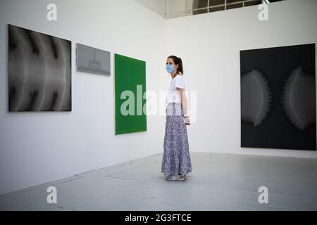 Eine Person beobachtet die Arbeit von Paul Barlow während eines Fotoaufrufs für die RA Schools Show 2021, einer Ausstellung mit Werken in verschiedenen Medien von aufstrebenden britischen zeitgenössischen Künstlern, die an den Royal Academy Schools der Royal Academy of Arts, Piccadilly, im Zentrum von London, ihren Abschluss gemacht haben. Bilddatum: Mittwoch, 16. Juni 2021. Stockfoto