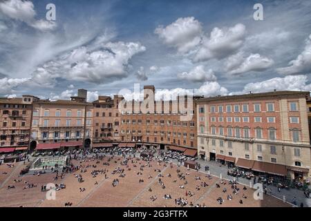 Herrliche Luftaufnahme von Piazza del Campo, Siena an einem schönen sonnigen Tag Stockfoto