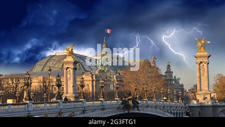 Der große Palast - Le Grand Palais in Paris mit Sturm Stockfoto