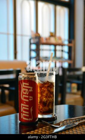 Nahaufnahme der Cola Light Soda Dose in Khmer Sprache in einem Restaurant in Siem Reap geschrieben. Stockfoto