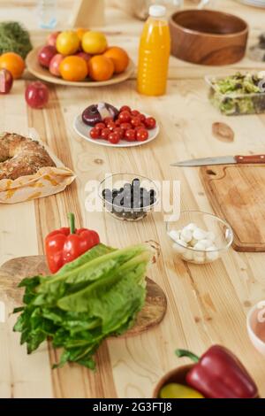 Nahaufnahme von frischem Obst und Gemüse auf dem hölzernen Küchentisch Stockfoto