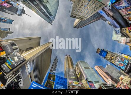 NEW YORK CITY - 24. FEB: Street view of Times Square Wolkenkratzer, 24. Februar 2011 in New York City. Der Times Square ist ein wichtiger Platz Stockfoto