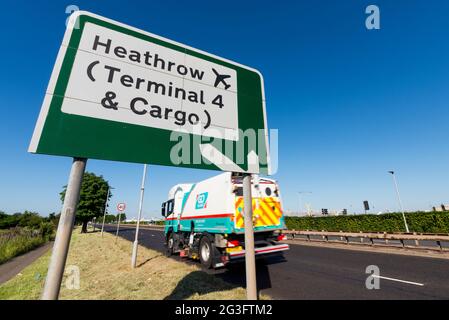 Kehrmaschine vor dem Flughafen London Heathrow in Hounslow, London, Großbritannien auf der A30 mit Verkehrsschild Stockfoto