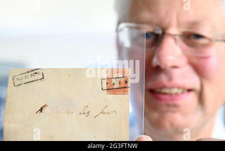 Bietigheim Bissingen, Deutschland. Juni 2021. Christoph Gärtner, Geschäftsführer des Christoph Gärtner Auktionshauses, hält den Umschlag mit der Marke "Red Mauritius" auf der Pressekonferenz zur Auktion in der Hand. Der '1847 Mauritius 1d Ball Cover' Umschlag ist einer der drei teuersten philatelistischsten Artikel der Welt. Der Startpreis bei der Auktion am 26. Juni 2021 in beträgt vier Millionen Euro. Quelle: Bernd Weißbrod/dpa/Alamy Live News Stockfoto