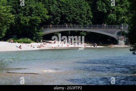 München, Deutschland. Juni 2021. Zahlreiche Menschen genießen das schöne und sonnige Wetter am Ufer der Isar. Quelle: Sven Hoppe/dpa/Alamy Live News Stockfoto