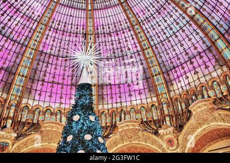 PARIS - 07. DEZEMBER: Der Weihnachtsbaum in den Galerien Lafayette am 07. Dezember 2012, Paris, Frankreich. Die Galleries Lafayette hat es schon Stockfoto